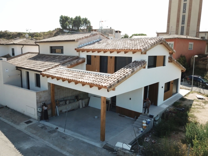 casa modular de dos alturas con tejado de dos aguas