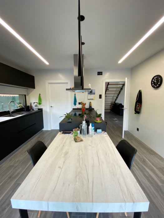 interior de una cocina acabada y amueblada