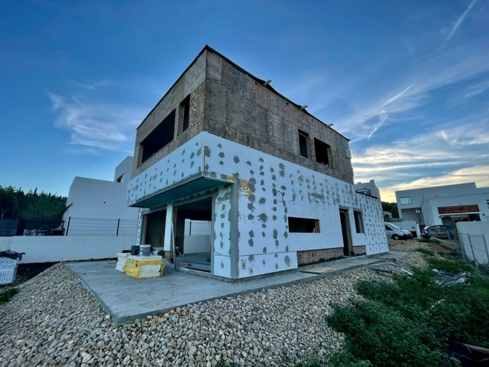 casa modular en construcción arriostrando fachada