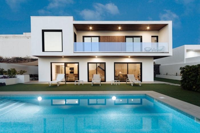 vista frontal casa modular de dos plantas con terraza en piso arriba y piscina