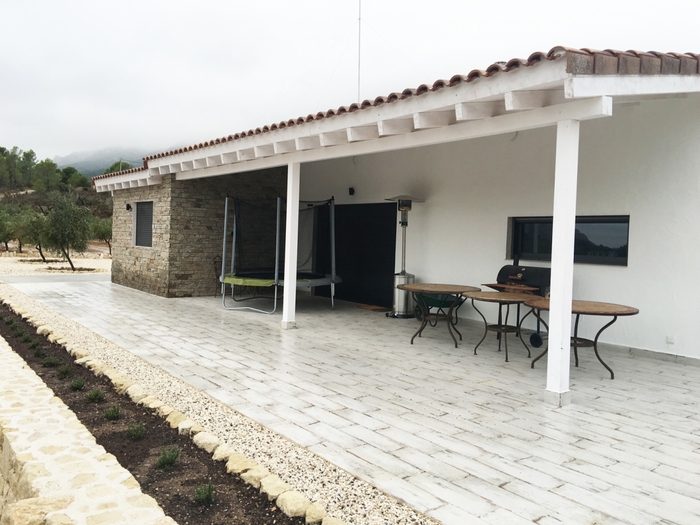 vista delantera de casa modular con porche de azulejo