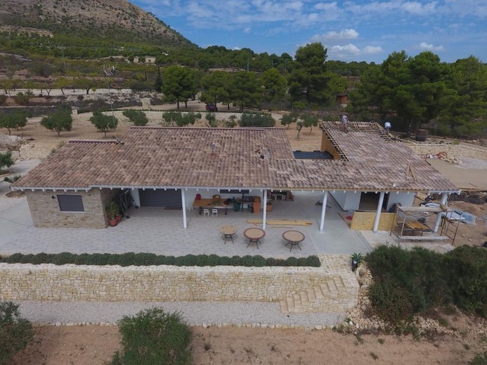 vista de casa modular desde tejado de teja semiinclinada