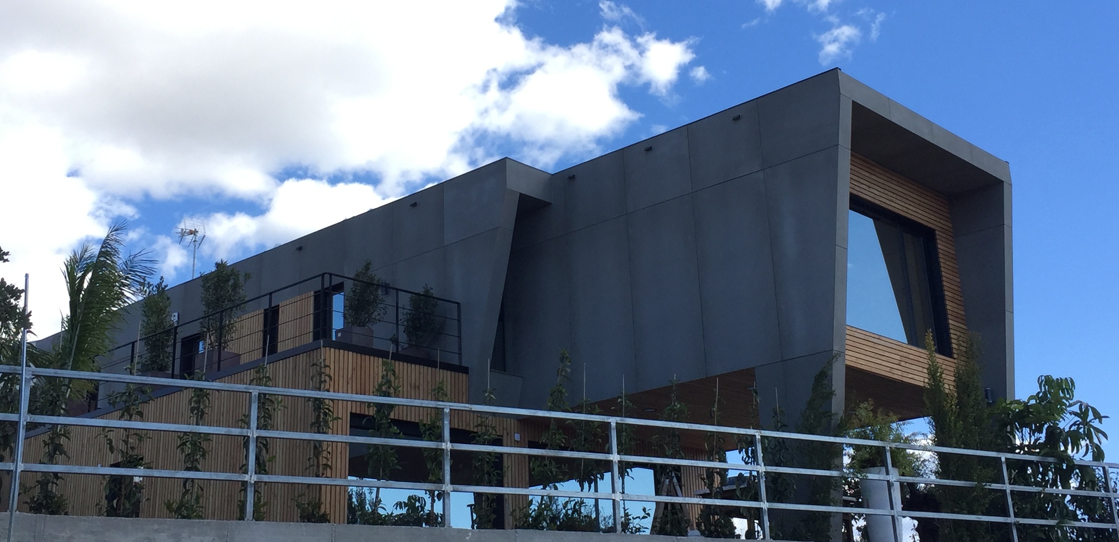 vivienda modular cúbica con paneles exteriores de madera