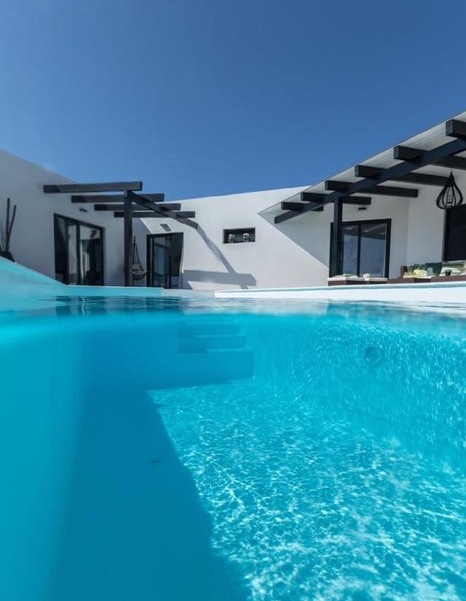 casa de una planta con piscina