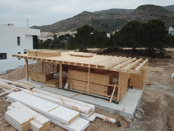 estructura modular sobre plataforma de cimiento