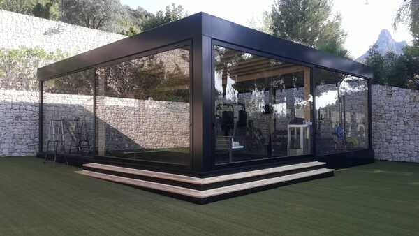 gimnasio terminado vista exterior con acabados de cristaleras y revestimiento externo