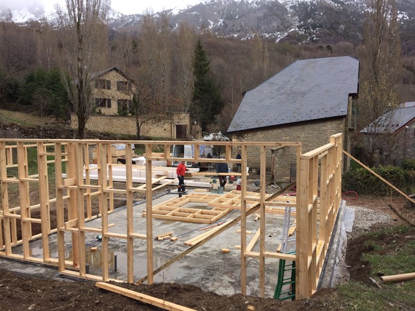 construcción de la estructura de madera de la casa en jaca