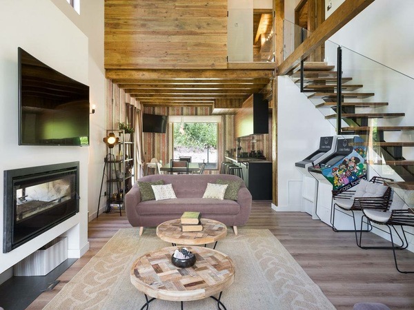 salón con escalera de madera acabado